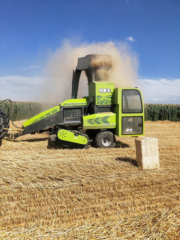 Straw Feed Baler2