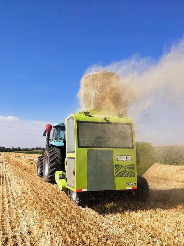 Straw Feed Baler3